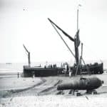 12 ton gun being unloaded from a spritsail barge