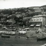 Ventnor Beach with bathing machines by J. Dore dating between 1890 and 1914