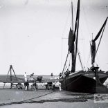 12 ton gun being hauled and unloaded from the spritsail barge 'Henry Gordon of Woolwich' beached at Sandown